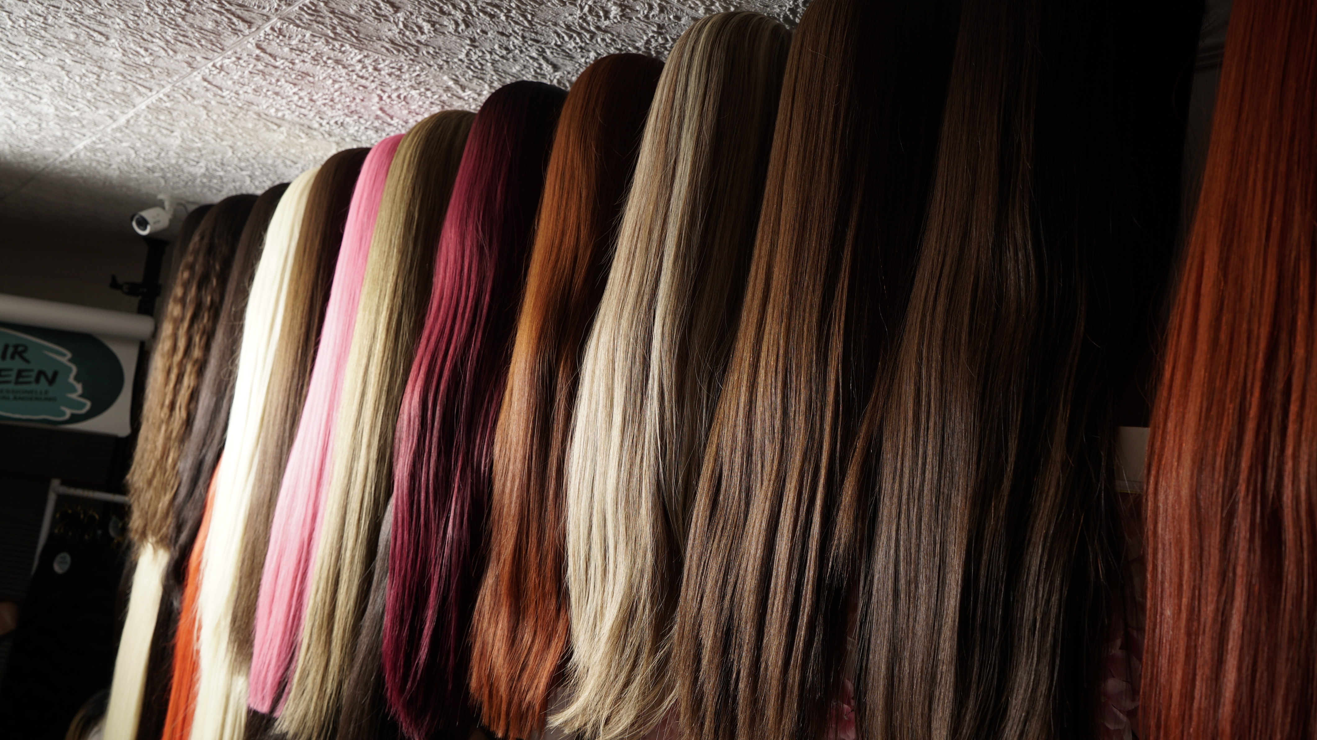 Perücken und Haarteile